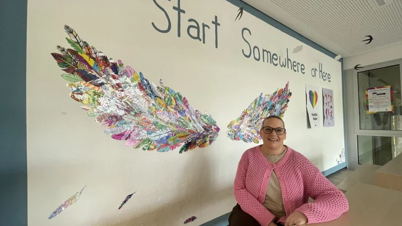 "Start Somewhere or Here" haben Schüler an die Wand der Sekundarschule Blomberg gemalt, vor der Schulleiterin Monika Precker sitzt. Die falsche Schulwahl nach Klasse vier kann verheerende Folgen haben. - © Silke Buhrmester