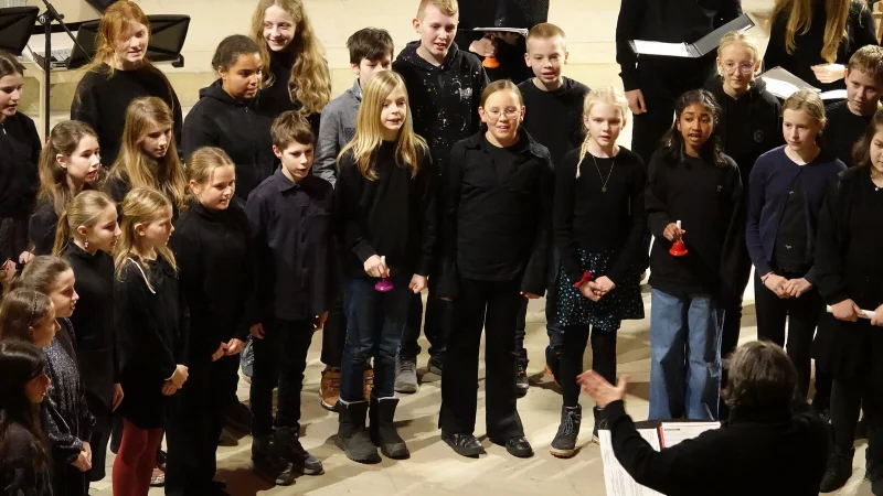 Martina Ott (rechts) drigiert ihren Sch&uuml;lerchor. - &copy; Axel B&uuml;rger