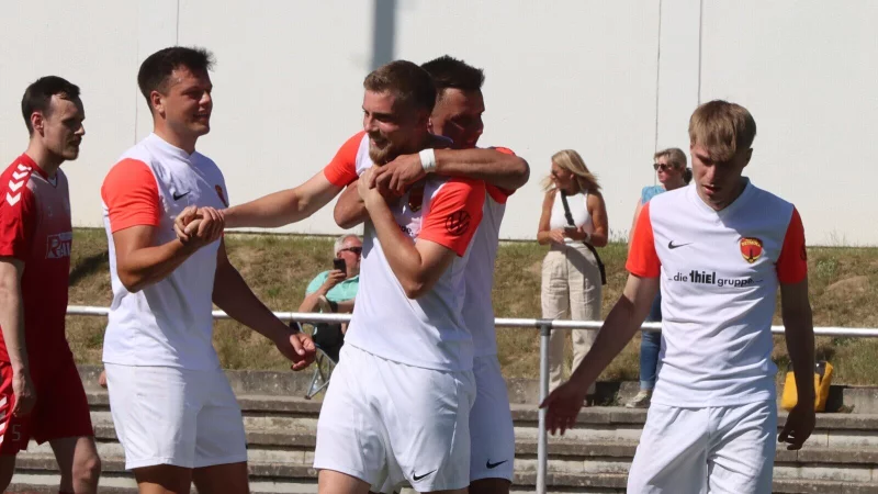 Die Postler freuen sich mit Julian Jobstmeier (Mitte). - © Sebastian Lucas