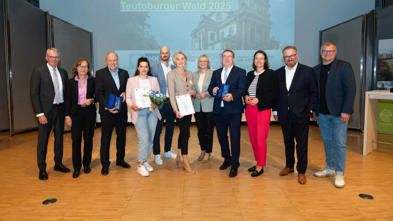 Sönke Tuchel (Geschäftsführer VIVENO Group, v. l.)), Petra Pigerl-Radtke (Hauptgeschäftsführerin IHK Bielefeld), Christoph Rüther (Landrat des Kreises Paderborn), Jasmina Chahrour (Bambini-Welt – das Kinder Salzcafé), Markus Backes (Leitung Fachbereich Teutoburger Wald Tourismus), Ute Röder (Verwaltungsvorständin Kreis Lippe), Svenja Jochens (Hauptgeschäftsführerin IHK Detmold), Axel Lehmann ( Landrat des Kreises Lippe), Regierungspräsidentin Anna Katharina Bölling, Björn Böker (Geschäftsführer OstWestfalenLippe GmbH) und Jörg Viehoff (Geschäftsführer Heinz-Nixdorf-Museumsforum) diskutieren über Tourismus. Foto: Marcella Ranft - © Marcella Ranft