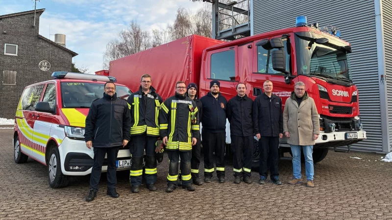 Sascha Medina Azuaga (links, Kreis Lippe Bev&ouml;lkerungsschutz) und Landrat Meinolf Haase (rechts) verabschieden die Feuerwerleute, die mit dem 250 KvA-Notstromaggregat auf einem Anh&auml;nger gen Berlin gefahren sind. - &copy; Sascha Medina Azuaga