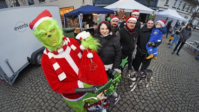 Der Grinch hat den Harley-Weihnachtsmann kurzerhand vertreten und bereits die ersten Besucher mit seinem Auftritt begeistert - &copy; Nicole Ellerbrake