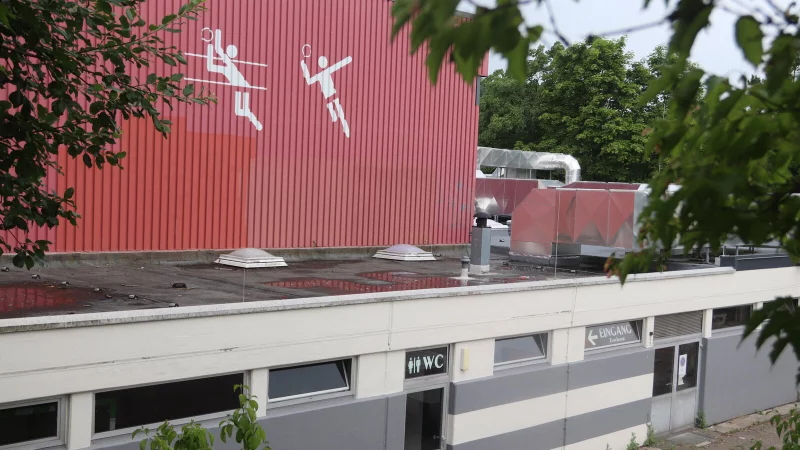 Als Folge der Haushaltssperre ist es völlig offen, wann das Foyer, die Toiletten und der Technikraum in der Sporthalle des Niklas-Luhmann-Gymnasiums saniert werden können. - © Knut Dinter