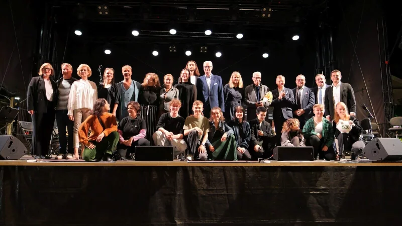Verleihung des Theaterpreises: Mit Natascha Mamier, Patrick Hellenbrand, Dr. Beate Schütz, Rebecca Stute, Nikos Striezel, Katrin Aissen, Katharina Torwesten, Emilia Ebert, Levin Mischel, Jürgen Wannhoff, Kirsten Uttendorf, Rainer Worms, Stephan Prinz zur Lippe, Max Giesdorf, Dr. Axel Lehmann und Andreas Trotz (stehend von links) mit Jugendlichen des Teen- und EigenArt-Clubs (vorne). - © Thomas Krügler