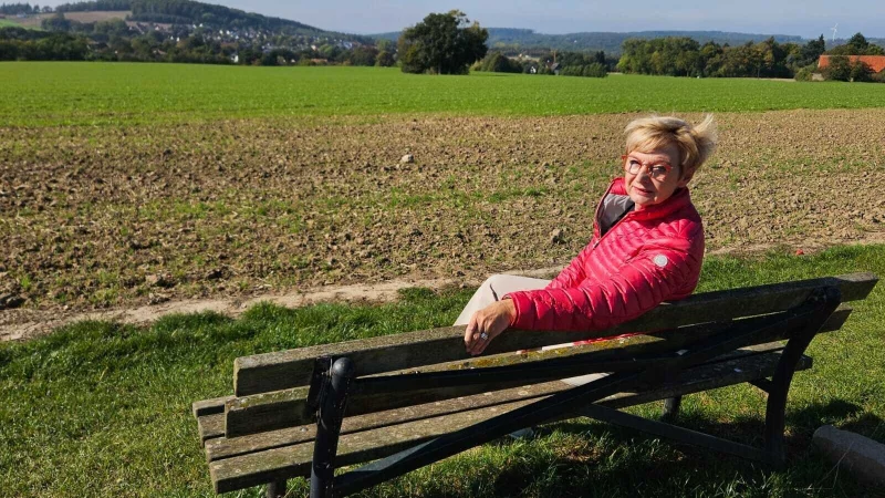 Regina Arendt sitzt auf ihrer Lieblingsbank in W&uuml;sten. - &copy; Richard Arendt