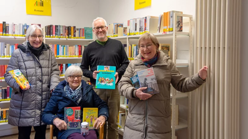 Wollen die B&uuml;cherei in Hiddesen nach dem Ausfall der Heizung schnell wieder &ouml;ffnen: Doris Benecke (von links), Anne Seer, Thomas Heufers und Edith Pl&ouml;ger vom B&uuml;chereiverein. - &copy; Raphael Bartling