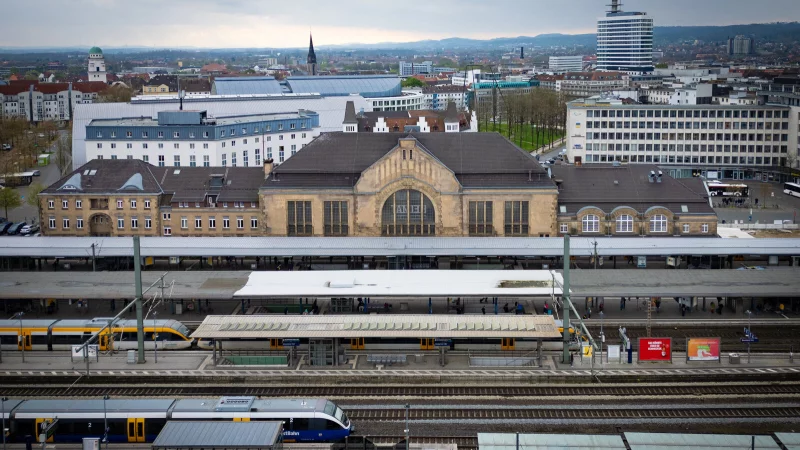Der Hauptbahnhof Bielefeld gilt als Nadelöhr. Die im Zuge des Ausbaus der Bahnstrecke Bielefeld-Hannover angepeilte Erweiterung um zwei Gleise sollte vorgezogen werden, regt der Nahverkehrsverbund Westfalen-Lippe an. - © Mike-Dennis Müller / www.mdm.photo