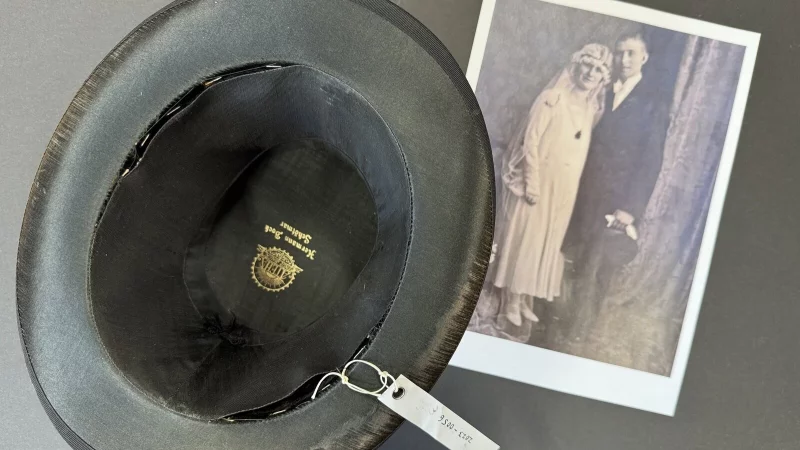 Der Zylinder mit dem Hochzeitsfoto. - &copy; Sven Kienscherf