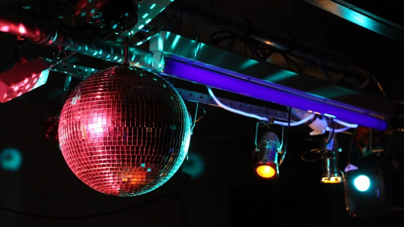 Das "Late Night" ist früher ein beliebter Treffpunkt für Nachtschwärmer gewesen. Unter der Disco-Kugel wurde abgerockt. - © Pixabay