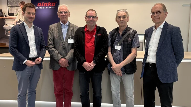 Spenden an die Tafel: Johann-Peter Wulf (von links), Dr. Dr. Ralf Faber, Joachim Ditsch, Michael Gumpert und Klaus Henning Wulf. - © Ninka