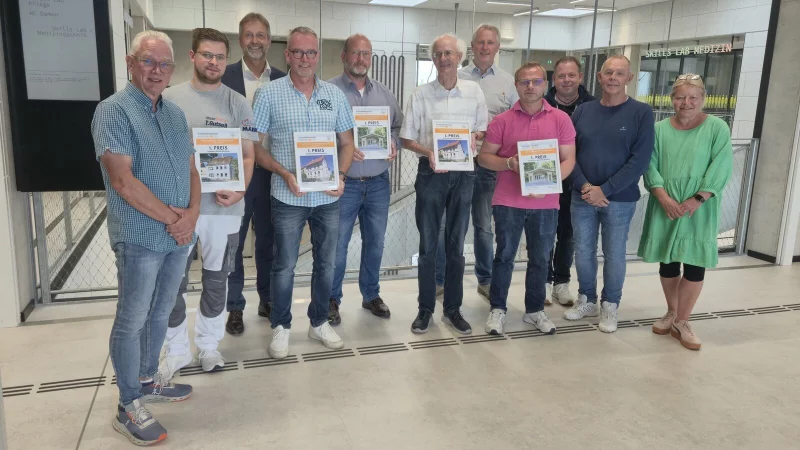 Die Preistr&auml;ger und Jurymitglieder des ersten Lipper Fassadenwettbewerbs: Peter Zoernack, Florian Br&uuml;hl (Thorsten Gutsell), Markus Rempe (Kreishandwerkerschaft) Obermeister Andreas Hempe, Jochen Heering (Stadt Schieder-Schwalenberg), Johannes P&ouml;ld, Simon Vietmeier (Architekt), Malermeister Andreas Arnst, Andreas Heidemann und Stephan Gol&uuml;cke (alle drei: Malermeister Heidemann und Gol&uuml;cke GbR), Catrin Will (Stadt Detmold). - &copy; Kreishandwerkerschaft