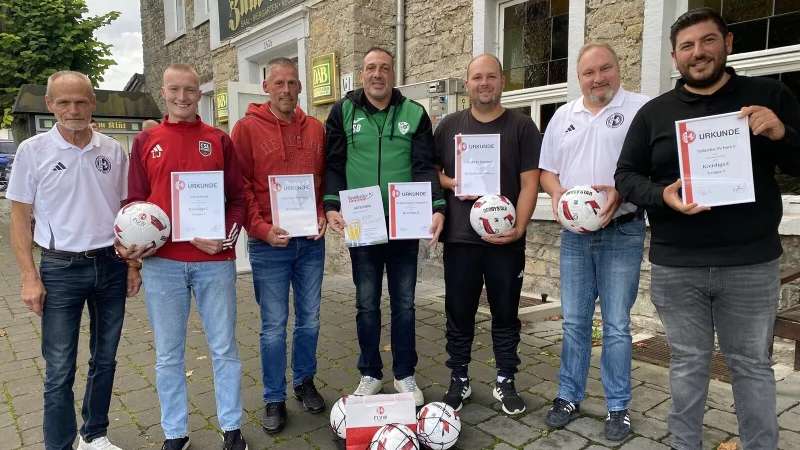 Reiner Dobrott (links) und Volker Dierk (Zweiter von rechts) haben Urkunden und B&auml;lle verteilt. Auf dem Bild (weiter von links) Luca Janzen (CSL Detmold), Meik Wi&szlig;mann (SpVg Hagen-H.), Sebastian Bielicki (SG Belle-Cappel-L.), Dennis Wieder (Post-TSV Detmold) und Ridvan Yavuz (TSV Horn). - &copy; Sebastian Lucas