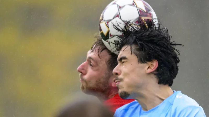 Intensive Duelle: Johann Felker (links) vom Post-TSV Detmold und Levent Kaplan vom SV Avenwedde steigen gemeinsam zum Kopfballduell hoch. - &copy; Egon Penner