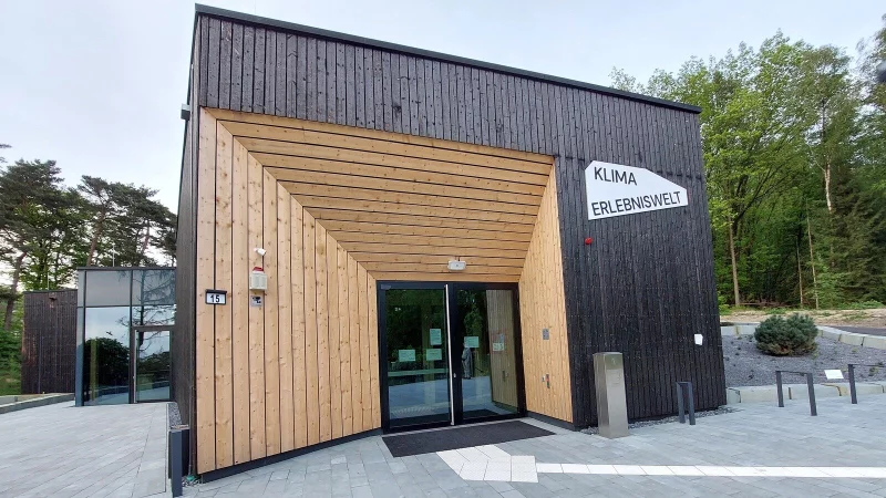 In der Klimaerlebniswelt diskutieren B&uuml;rger und Fachleute beim Auftakt eines Prozesses, an dessen Ende ein Konzept zur Anpassung Oerlinghausens an die Folgen des Klimawandels stehen soll. - &copy; Karin Prignitz/Archivfoto