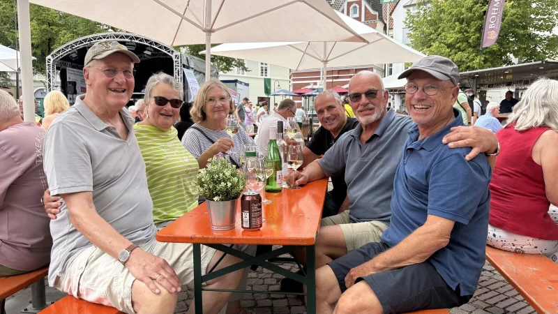 Willi Vahle (von rechts) mit seinen Freunden Michael Zimmermann, Günter Ringleb, Conny Zimmermann, Sabine Barthel und Hergen Rose auf dem Weinfest in Bad Salzuflen. - © Jan Schillmann
