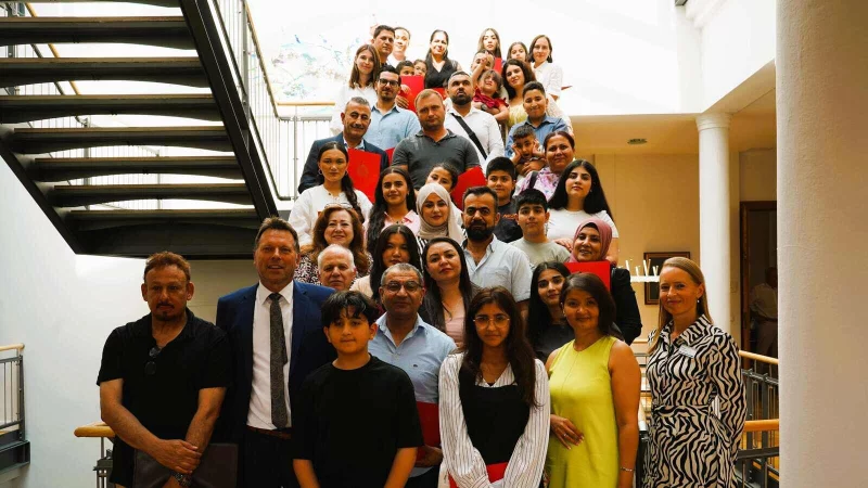 Insgesamt 50 Frauen, M&auml;nner und Kinder erhielten bei der Einb&uuml;rgerungsfeier der Stadt Detmold ihre Urkunden. - &copy; Stadt Detmold