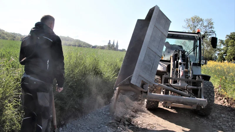 Noch ist es staubig, aber schon bald geht’s hier per Fahrrad auf bestem Wege bis zur Abtei. Fotos: Madita Schellenberg - © Madita Schellenberg