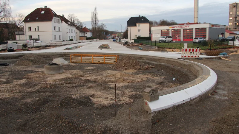 Das neue Rondell an der bisherigen Kreuzung von Heidenoldendorfer Stra&szlig;e (hinten im Bild), Elisabethstra&szlig;e und Wittekindstra&szlig;e ist fast komplett. - &copy; Jana Beckmann