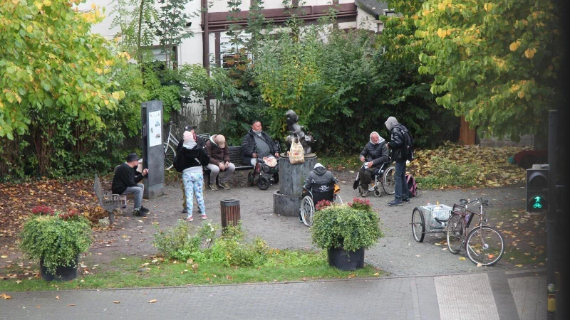 Rund um den Brunnen mit dem Borrelmanneke, einem Standbild aus Detmolds Partnerstadt Hasselt in Belgien, halten sich regelmäßig Menschen aus der Trinkerszene auf. - © Jana Beckmann