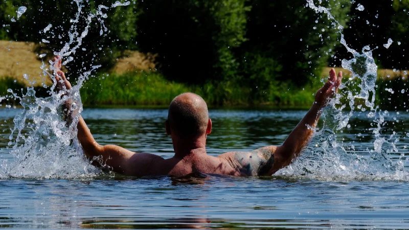 Abkühlung: Diverse Badeseen im Kreis Minden-Lübbecke locken mit dem Sprung ins Wasser. - © Heike von Schulz