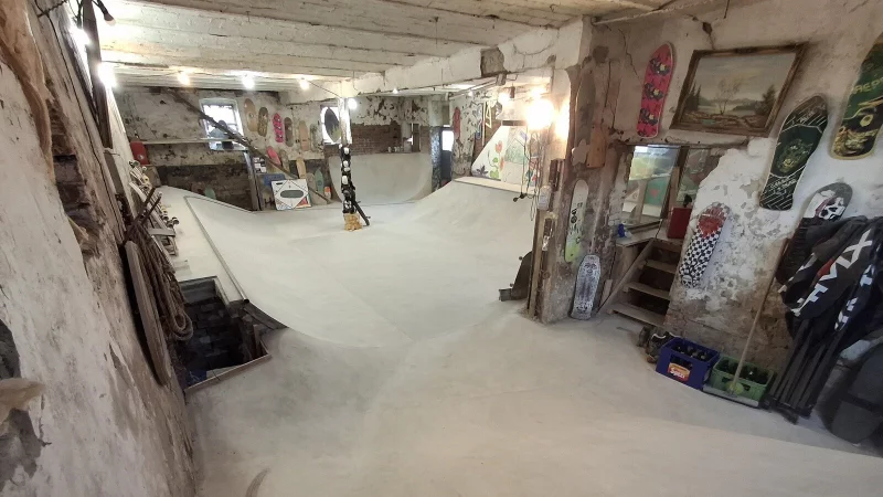 Eigenfinanziert: Erl&ouml;se aus dem bundesweiten Verkauf von Randsteinen f&uuml;r Skateanlagen, die die Jugendlichen in Borgentreich produzieren, stecken sie ihre Skaterhalle. - &copy; Dirk L&uuml;cke