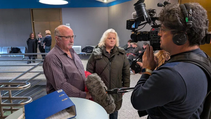 Wilfried und Christine Seidel werden am Amtsgericht Lemgo von einem Kamerateam, das den Fall bearbeitet, f&uuml;r den Sender RTL interviewt. - &copy; Annika Langhagel