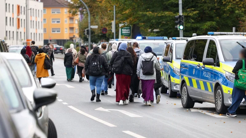 Nach rund drei Stunden verlassen die ersten Schülerinnen und Schüler das abgesperrte Westfalen-Kolleg in Paderborn. - © Niklas Tüns