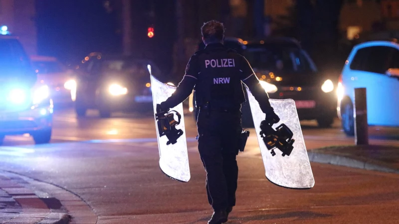 Nach dem Gro&szlig;einsatz der Polizei in Herford an der Rennstra&szlig;e hat die Spurensicherung die Arbeit &uuml;bernommen. - &copy; Claus Frickemeier