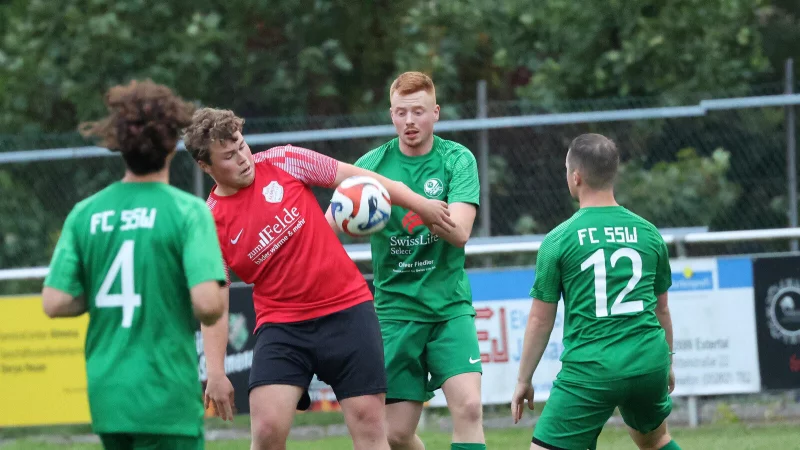 Almenas Ben Eisermann ist umzingelt von drei FCSSW-Akteuren. - &copy; Paul Cohen