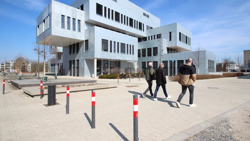 Per Poller und Pömpel wird die Campusallee seit einem Jahr in Höhe des "Innovation Spin" gesperrt. Das soll unter anderem den Boulevard-Charakter der Straße fördern. - © Archivfoto: Jens Rademacher