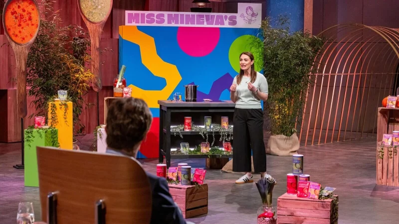 Minever Zevker pr&auml;sentiert den "L&ouml;wen" mit Miss Mineva&acute;s fermentierte T&uuml;tensuppen. Auch andere Unternehmer aus OWL haben ihre Produkte schon in der TV-Show "Die H&ouml;hle der L&ouml;wen" vorgestellt. - &copy; RTL / Bernd-Michael Maurer