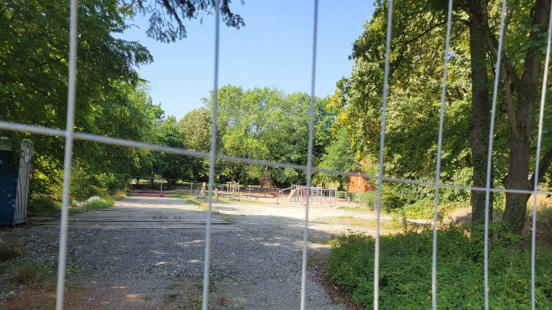 An der Grundschule Ehrentrup folgen noch Versch&ouml;nerungsarbeiten im Au&szlig;enbereich. - &copy; Vasco Stemmer