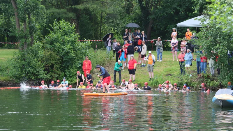 Für die Athletinnen und Athleten geht es auf die Olympische Strecke. - © Sebastian Lucas