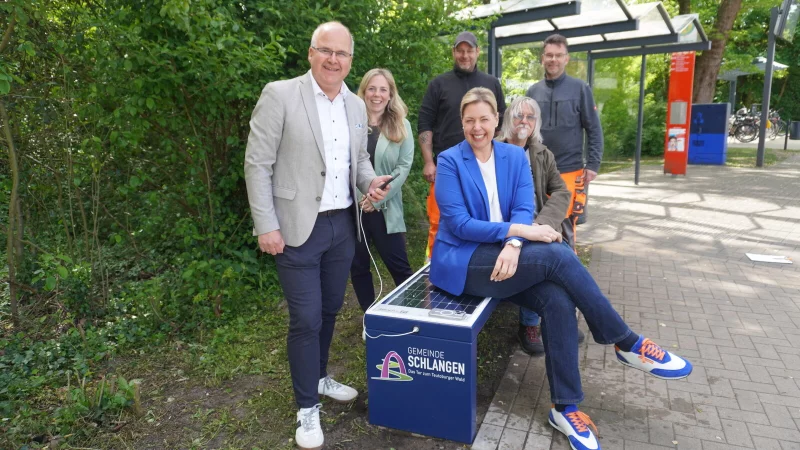 Freuen sich &uuml;ber die Smart-Bench: Marcus P&uuml;ster (B&uuml;rgermeister; von links vorne), Sandy Rogall, Iris Brockmann (beide Volksbank), Michael Zans (SPD-Fraktionsvorsitzender), Boris Gutmann und Markus
Claes (Bauhof Schlangen; stehend). - &copy; Gemeinde Schlangen