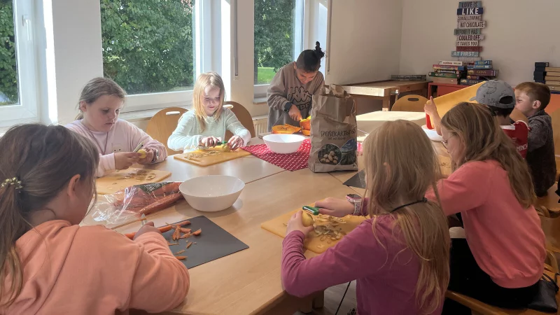 Kinder beim fairen Kochen im Lügder Chilli. - © Zoe Klenke, Stadt Lügde