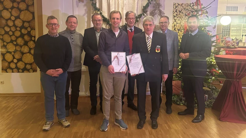 Preisverleihung im Sonnenhof: (von links) Daniel Herden (Jury und Ratsmitglied Lügde), Manfred Kuczera (Jury und Ratsmitglied Lügde), Klaus Blome (Jury und Bgm Bad Pyrmont), Niklas Gröne (Freibadverein), Ernst-Michael Hasse (Jury und Stiftung), Hans-Joachim Geipel (DLRG), Michael Wennemann (Jury und Stiftung), Torben Blome (Jury und Bürgermeister). - © Stadt Lügde