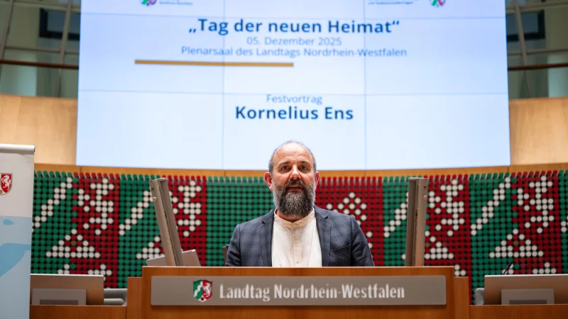 Kornelius Ens spricht im D&uuml;sseldorfer Landtag. - &copy; Museum f&uuml;r russlanddeutsche Kulturgeschichte