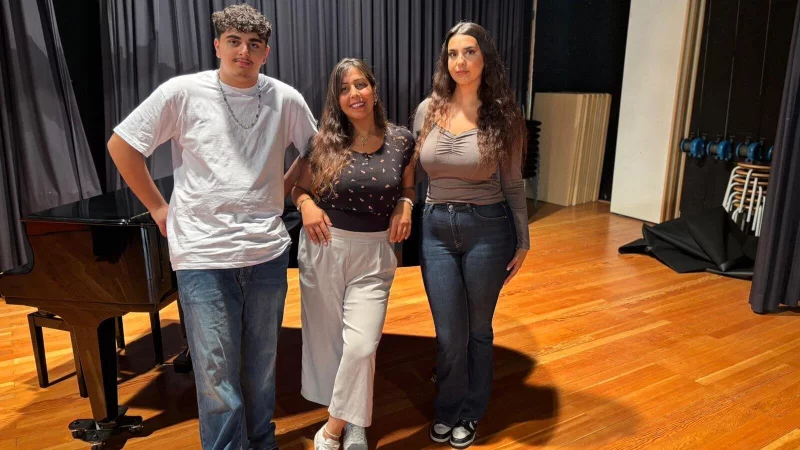 Das Bild zeigt in der Mitte Gaure Korkmaz, flankiert von Mahdi Al Issa (links) und Jana Darwisch. - © Hauptschule Lohfeld