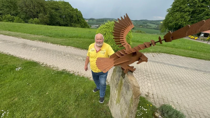 Friedrich Wilhelm Mügge auf dem Windberg. Auf dem höchsten Punkt der Kurstadt steht eine Adler-Skulptur, die sein Sohn gebaut hat. Bei klarer Sicht kann man hinter ihm bis zur Porta Westfalica schauen. - © Sven Kienscherf
