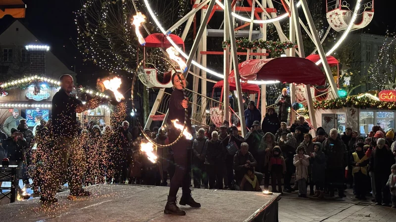 Mandy Shuraty (Mitte) und Jens Schwarze von "Feuerflut" aus Herford f&uuml;hren ihre hei&szlig;e Jonglage vor Hunderten Zuschauern an der Steege vor. - &copy; Thomas Reineke