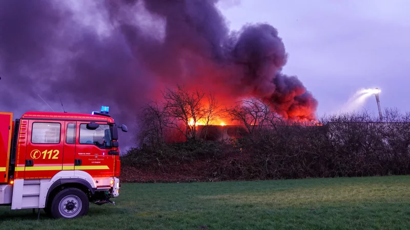 Die Feuerwehr rückte zu einem Großbrand in Bielefeld-Altenhagen aus. - © Paul Brinkmann