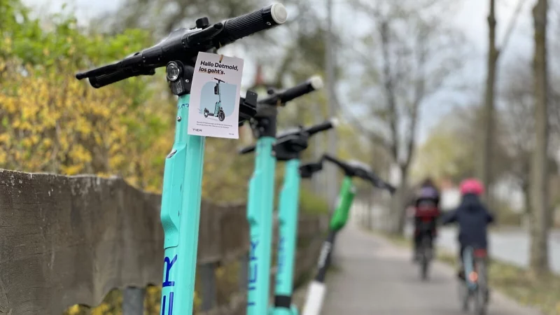 Immer wieder gibt es Beschwerden über E-Scooter und ihre Fahrer. So fein säuberlich wie hier werden sie auch nicht immer abgestellt. - © Archivbild: Raphael Bartling