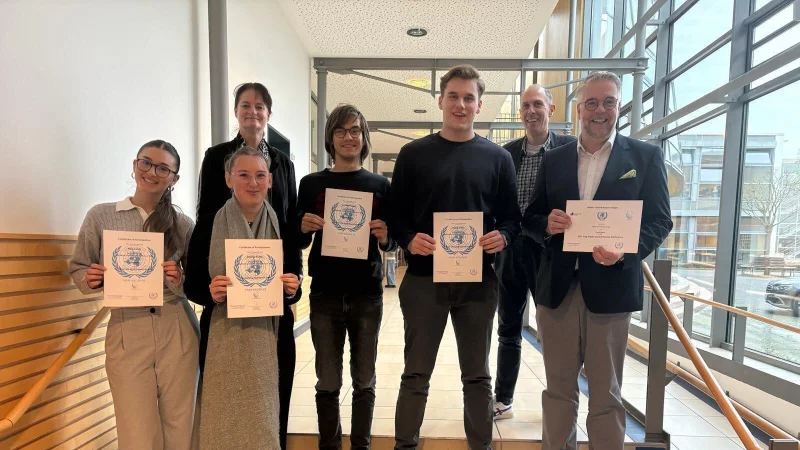 Die Lehrekr&auml;fte Ina Rinne (von links), Michael Lohre und Schulleiter Heiko Jucks mit den teilnehmenden Sch&uuml;lerinnen und Sch&uuml;ler des Hanse-Berufskollegs Selin Celebi, Chantal Richter, Joel Handlanger, und Henrik Gr&ouml;ne. - &copy; Hanse-Berufskolleg