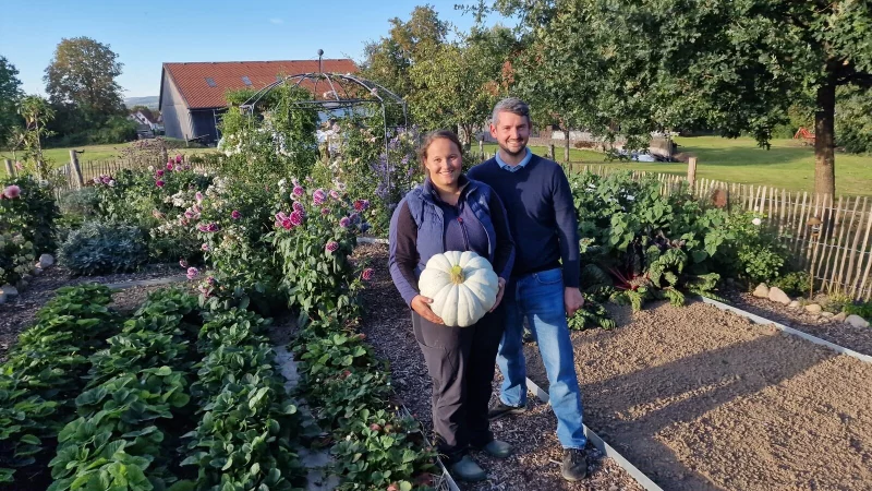 Lena Morgenstern und ihr Mann Tobias Langer stehen im selbst angelegten Bauerngarten auf dem Hof Blattgerste auf dem Stucken. - &copy; Nadine Uphoff