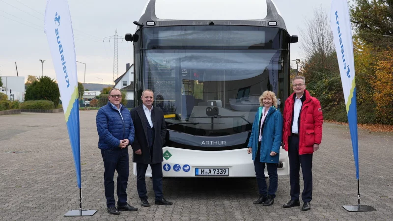 So in etwa wird er einmal aussehen (von links): Wolfram Kneist (Gemeinde Kalletal), der Kalletaler B&uuml;rgermeister Mario Hecker, Dr. Beatrix Wallberg (Dezernentin Kreis Herford) und Andreas Warnecke (Gesch&auml;ftsf&uuml;hrer der kommunalen Verkehrsgesellschaft "KreisBus") stehen vor dem Wasserstoff-Bus, der derzeit erprobt wird. - &copy; Kreis Herford