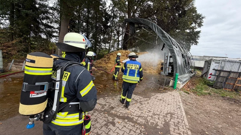 Die Feuerwehr hatte den Brand auf einem Ponyhof im Kreis Gütersloh schnell unter Kontrolle. - © Roland Thöring