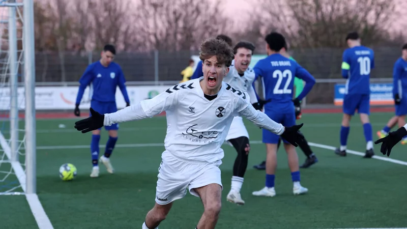 Zu fr&uuml;h gefreut: Yannik Brandenburg hatte die A-Junioren des SV Werl-Aspe in F&uuml;hrung gebracht. Wenig sp&auml;ter glich Brake aus, in der Pause wurde das Spiel abgebrochen. - &copy; Paul Cohen