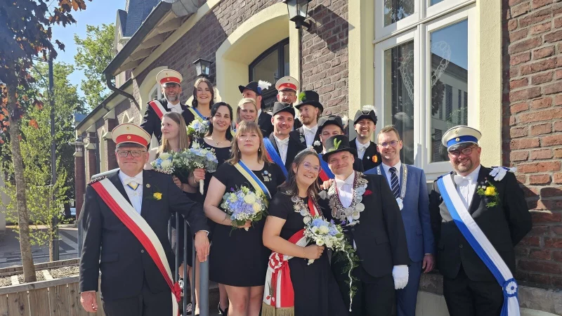 Oberst Michael Krügermeyer-Kalthoff (links), Bürgermeister Matthias Kalkreuter (Zweiter von rechts) und 1. Adjutant und Pressesprecher Björn Cruel (rechts) bilden den Rahmen für den Thron der Schützengilde der Stadt Lage von 1509. Das Königspaar sind Denise Freudenberg und René Altekrüger (vorne). Dahinter stehen Florian Freudenberg, Ellen Drexhage, Moritz Dierks, Sonja Altekrüger, Christoph Schmidt, Sabrina Wall, Erik Freitag, Alexandra Werner, Max Billerbeck und Marisa Freitag. Hinten stehen die Thron-Offiziere Viktor Dück und Dirk Wrede. - © Astrid Sewing