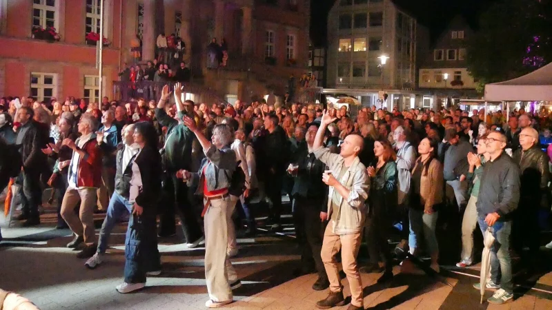 Das Publikum feiert ausgelassen die Musik der Sommerb&uuml;hne auf dem Marktplatz. - &copy; Thomas Kr&uuml;gler