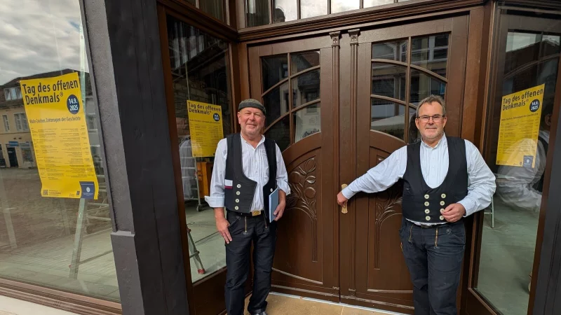 Hereinspaziert zur Besichtigung: Mit viel Liebe zum Detail haben die Br&uuml;der Andreas (links) und Guido Kramp das ehemalige Hanse-Center &uuml;ber Jahre saniert. Auch die Einganst&uuml;r wurde nach historischem Vorbild angefertigt. - &copy; Annika Langhagel